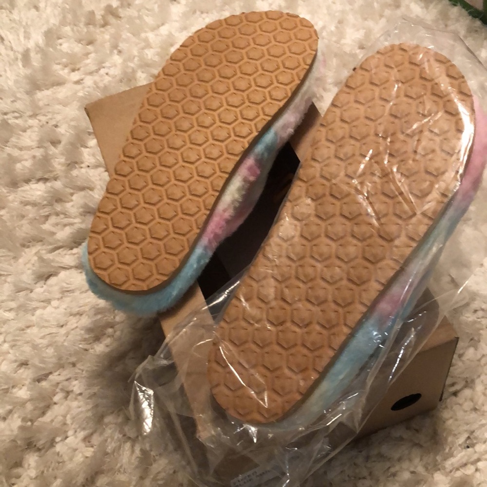 Steve Madden Pastel Faux Fur Sandals - Picture 6 of 6